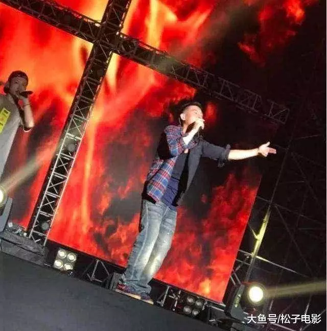 陳冠希帶妻女為父慶生,父親帥氣姐姐妖艷美麗,網友:基因太強大