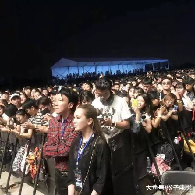 陳冠希帶妻女為父慶生,父親帥氣姐姐妖艷美麗,網友:基因太強大