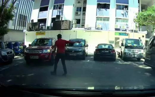 新加坡兩車搶車位,貨車司機敗北,鑽進休旅車對司機揮拳,誰知這一拳惹出大麻煩!
