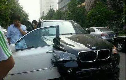 搭車看見「這一幕」,我趕緊拿手機拍下這「美麗的一刻」!真相卻沒你想像的那麼單純!