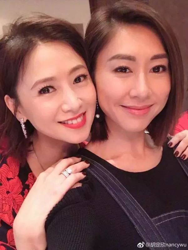 翁虹慶祝入行三十年,與「徒弟」胡定欣重逢,同框看不出年齡差?