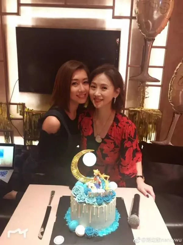翁虹慶祝入行三十年,與「徒弟」胡定欣重逢,同框看不出年齡差?