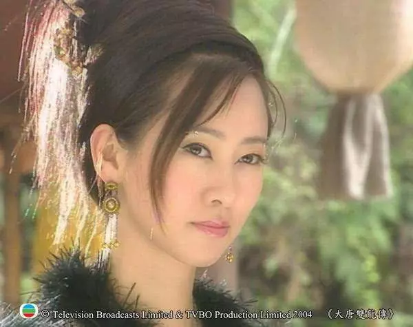 翁虹慶祝入行三十年,與「徒弟」胡定欣重逢,同框看不出年齡差?