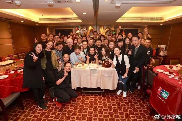 郭富城邀好友慶53歲生日,嬌妻方媛被贊溫婉大氣,張智霖實力搶鏡