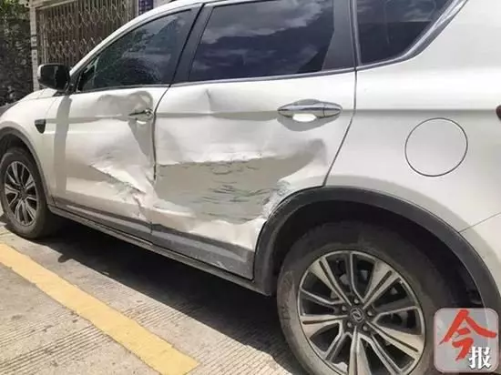 身上95萬現金趕發薪水 駕駛倒車「連撞11下」門都凹了...