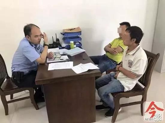 身上95萬現金趕發薪水 駕駛倒車「連撞11下」門都凹了...