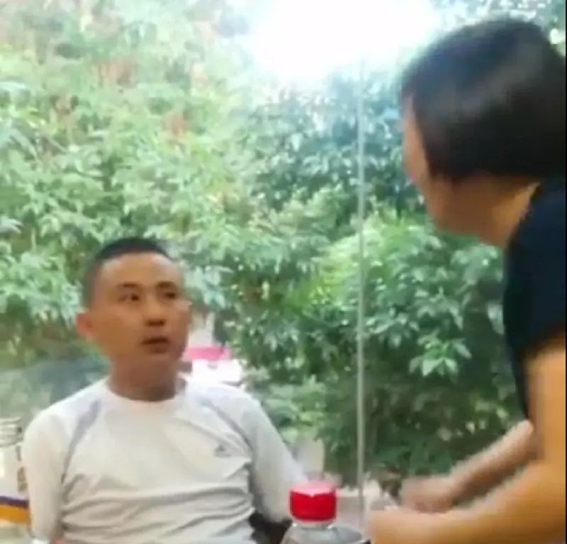 情侶挑戰「上一秒呼巴掌、下一秒親親」 3秒看出是不是真愛!