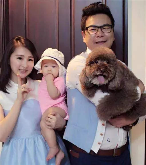 沈玉琳女兒長大了!學爸爸自拍「曝光網美照」太驚人!尖下巴+電眼讓網友直呼:根本小S!