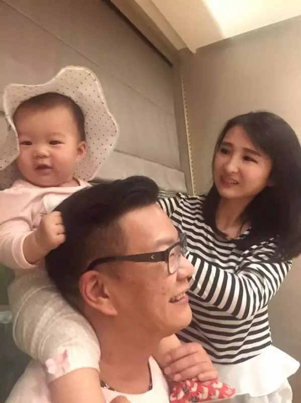 沈玉琳女兒長大了!學爸爸自拍「曝光網美照」太驚人!尖下巴+電眼讓網友直呼:根本小S!