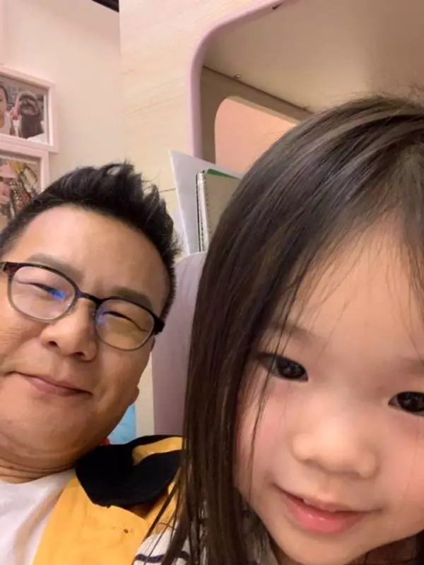 沈玉琳女兒長大了!學爸爸自拍「曝光網美照」太驚人!尖下巴+電眼讓網友直呼:根本小S!