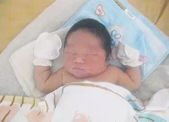 保姆將新生兒帶的越來越乖,不哭不鬧,但家人卻想殺死她