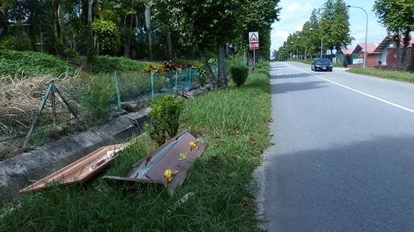 10男半夜路旁神秘棄棺材,地點隱秘陰森當年藏幹嬰屍!!!