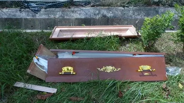 10男半夜路旁神秘棄棺材,地點隱秘陰森當年藏幹嬰屍!!!