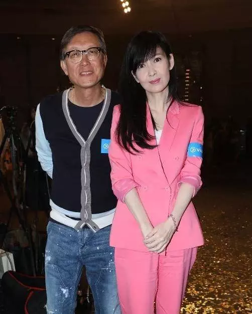 周慧敏與丈夫罕見同框,50歲女神美貌不變,倪震卻老得不敢認