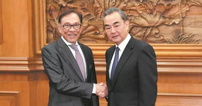 往北京旨在修補馬中關係 安華與中國外交部長王毅會面
