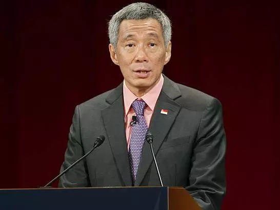 新加坡議員建議:「穆斯林女性應戴頭巾!」李顯龍三句話讓他丟臉到家!!