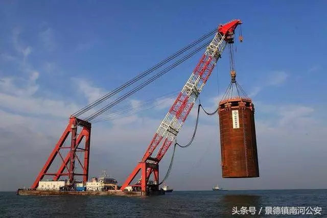 120個巨型鋼圓桶扎進深海,港珠澳大橋人工島這樣建成