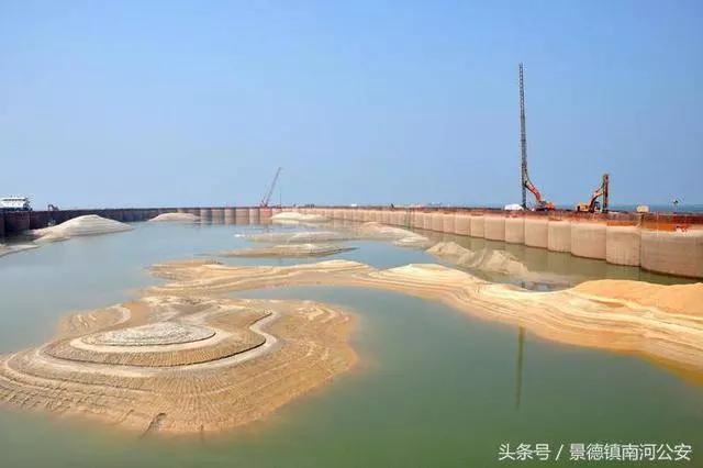 120個巨型鋼圓桶扎進深海,港珠澳大橋人工島這樣建成