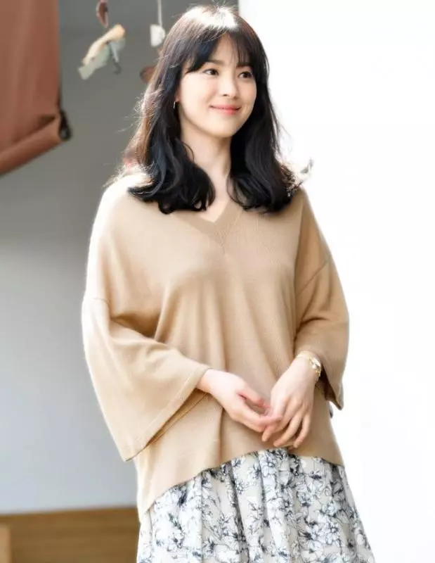 36歲宋慧喬新劇造型曝光,剪短髮變職場女強人,還是當初的她