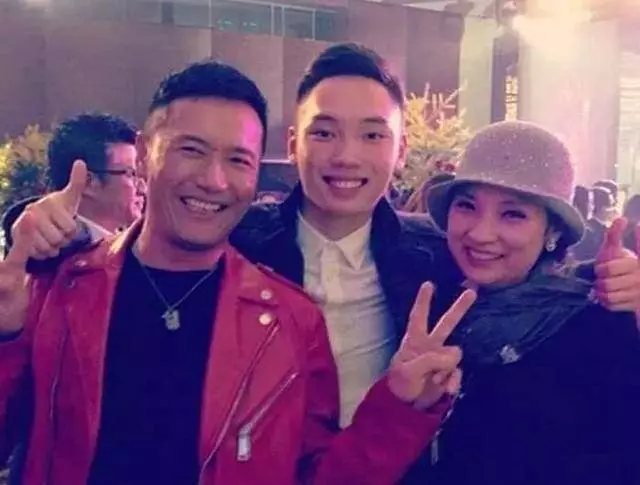 馬德鍾和兒子合影像兄弟,可惜苗僑偉兒子沒遺傳到他老爸的帥