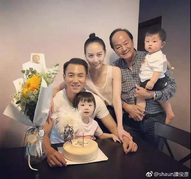 馬德鍾和兒子合影像兄弟,可惜苗僑偉兒子沒遺傳到他老爸的帥