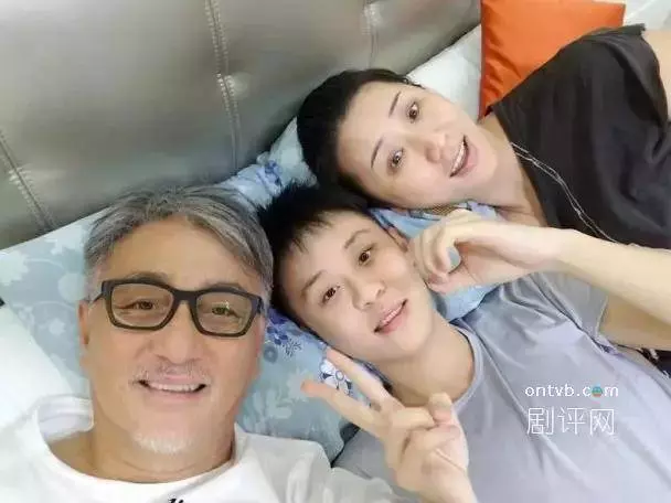 馬德鍾和兒子合影像兄弟,可惜苗僑偉兒子沒遺傳到他老爸的帥