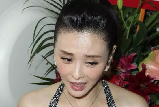 43歲蕭淑慎直播落淚吐心聲,被小15歲老公嫌棄,網友聽到很心酸!