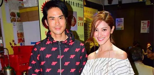 49歲影帝娶22歲港姐,女方身家十幾億,岳父吐槽:這樣我很虧