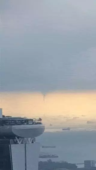 「龍吸水」 現身新加坡金沙旁邊海上 !