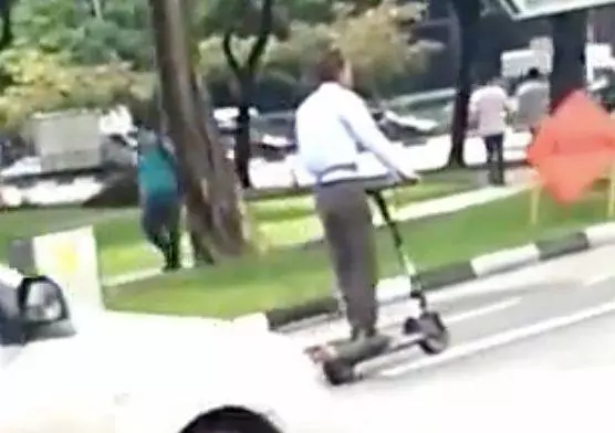 【新加坡】男子純手工自製 特長版電動滑板車在路上行駛 !