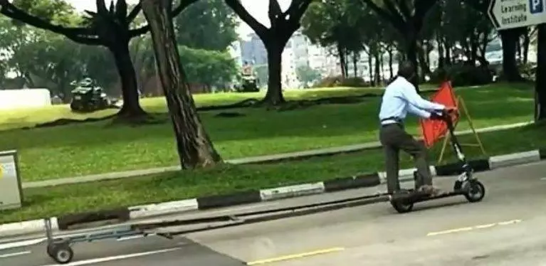【新加坡】男子純手工自製 特長版電動滑板車在路上行駛 !