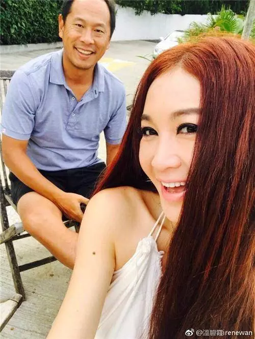 溫碧霞老公首曝光,和老公海邊戲水,兩個人看起來相差20歲