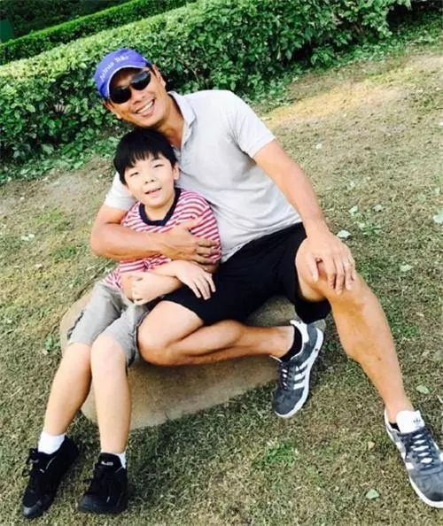 溫碧霞老公首曝光,和老公海邊戲水,兩個人看起來相差20歲