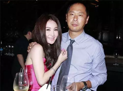 溫碧霞老公首曝光,和老公海邊戲水,兩個人看起來相差20歲