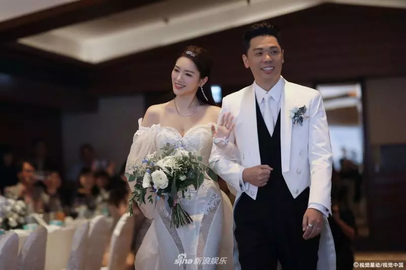 李亞男挺六個月孕肚參加百萬婚禮,新娘"身材豐滿"迷人一臉旺夫相