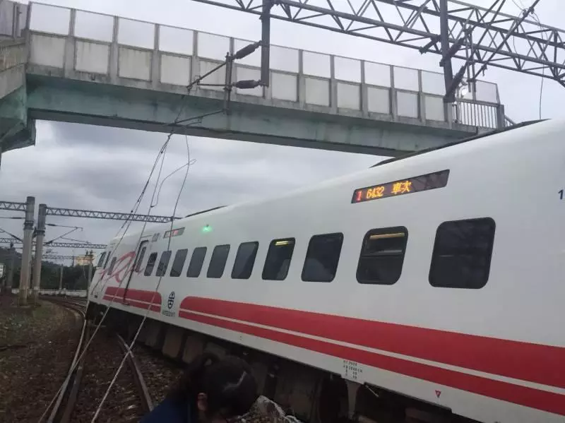 普悠瑪翻車!倖存女學生忍痛救3人 撿手機急打119