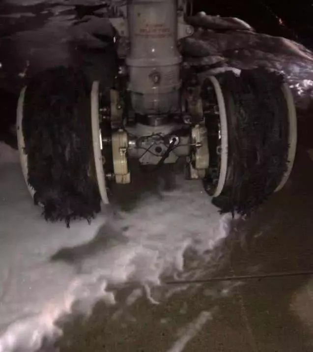 馬航上海飛吉隆坡客機左起落架爆胎,中斷起飛!