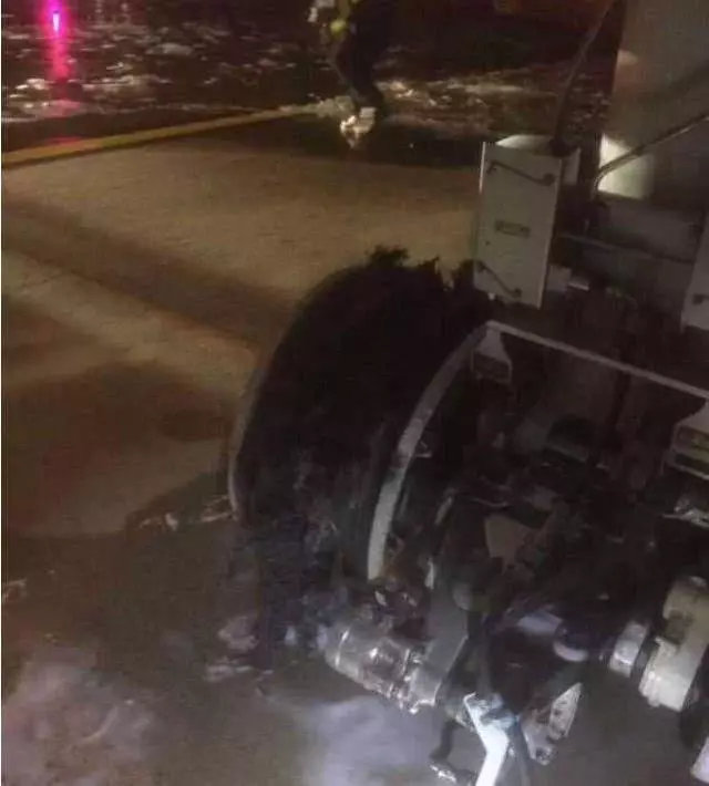 馬航上海飛吉隆坡客機左起落架爆胎,中斷起飛!