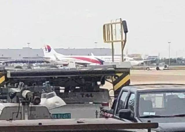 馬航上海飛吉隆坡客機左起落架爆胎,中斷起飛!