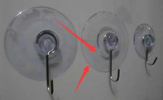 家裡的吸盤掛鉤老是掉?教你一簡單絕招,再掛10斤東西都沒問題