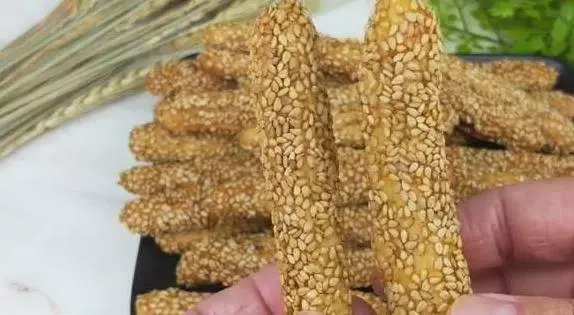 只需一碗麵粉,一粒雞蛋,教你做不加防腐劑的芝麻條,非常香甜酥脆,孩子都很愛吃的零食!