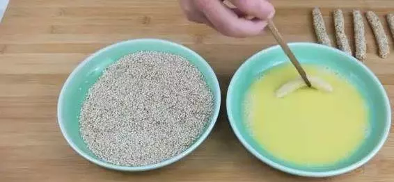 只需一碗麵粉,一粒雞蛋,教你做不加防腐劑的芝麻條,非常香甜酥脆,孩子都很愛吃的零食!