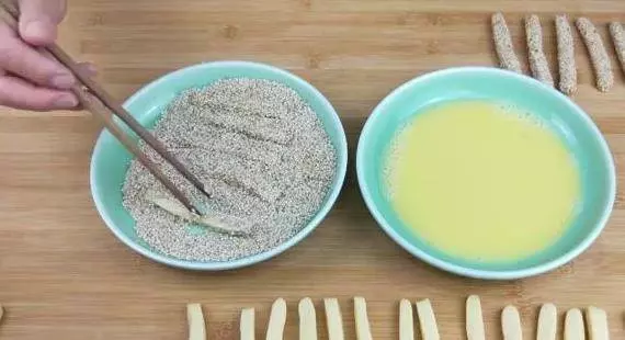 只需一碗麵粉,一粒雞蛋,教你做不加防腐劑的芝麻條,非常香甜酥脆,孩子都很愛吃的零食!