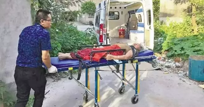 老婦因為窮被放棄治療 醫生看到她的住所後心痛哭了