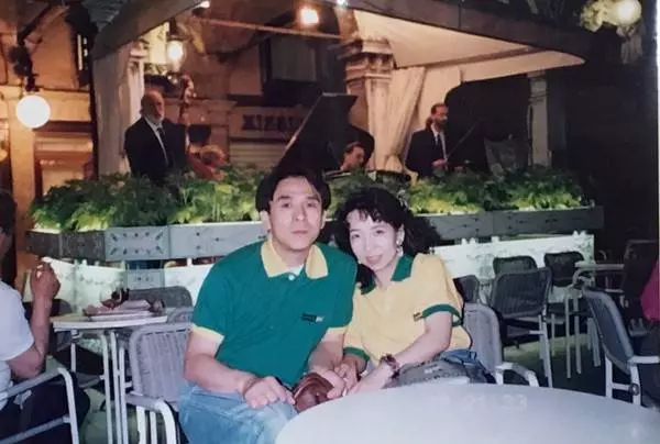 父親一件T恤穿18年,一張照片揭開謎底,女兒淚崩