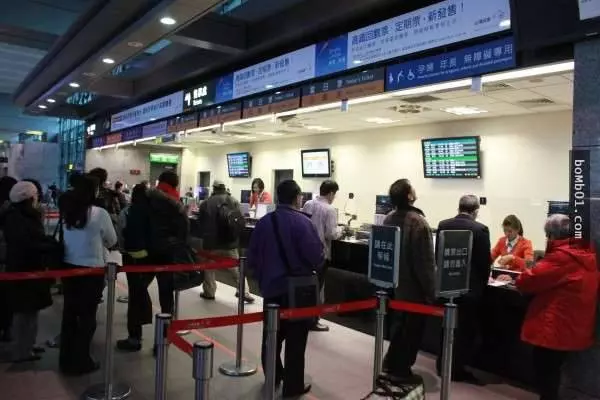 一位女學生從桃園搭高鐵回台南時卻「忘記帶錢包」突然陌生男子「遞給她1000塊」!急忙拒絕後男子卻掏出…當場嚇傻!