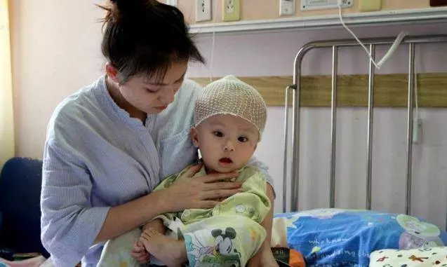 年輕夫妻生下重病寶寶,夫以買飯為由離開,丟下妻子和寶寶!