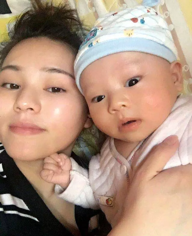 年輕夫妻生下重病寶寶,夫以買飯為由離開,丟下妻子和寶寶!