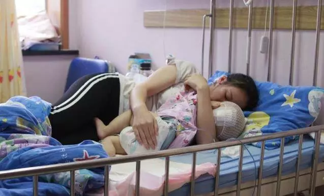 年輕夫妻生下重病寶寶,夫以買飯為由離開,丟下妻子和寶寶!