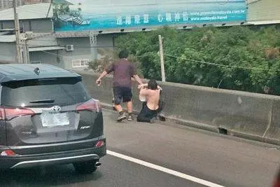 情侶高速公路上爭執 ! 女子慘被男友扒衣服拖行